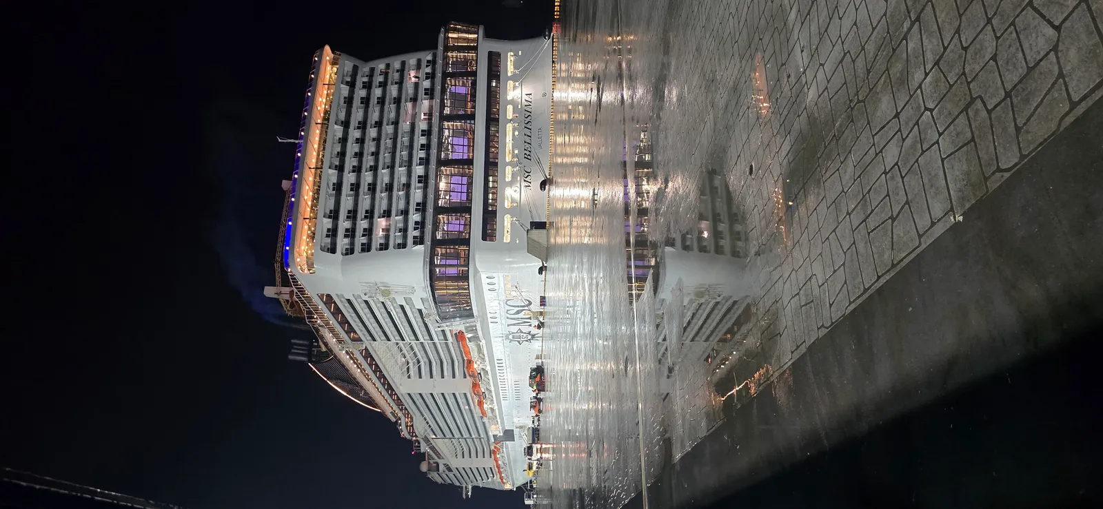 지중해를 항해하는 크루즈와 바다